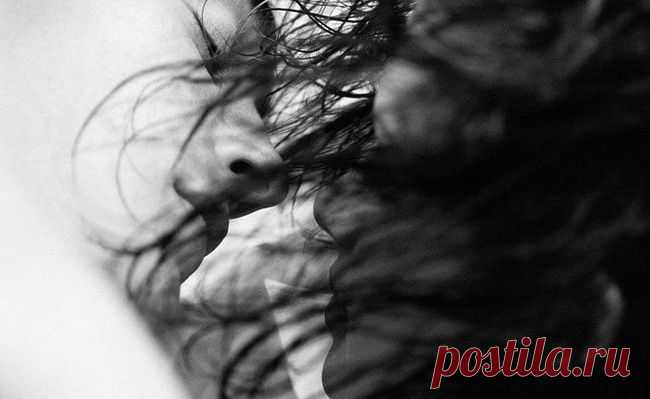 Нас заклинило при столкновении На открытости, откровенности, Словно встретились два исключения Из огромной толпы повседневности. Нас замкнуло на страсти и нежности, На томлении в ожидании, На стремлении к неизбежности И несбыточности желания Мы подсели на ласку и трепетность, На влечение до отчаянья. Мы – уставшие от неверности, Мы – застывшие от молчания. Нас друг другу в объятья бросили Поздней осенью, в дни дождливые, И теперь мы в долгу у осени, За возможность побыть счастливыми.