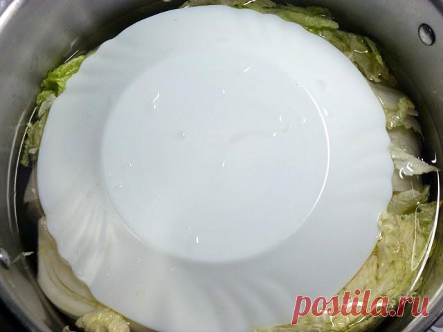 КИМЧИ - ДЛЯ ЛЮБИТЕЛЕЙ ОСТРЕНЬКО

Кимчи из пекинской капусты – фаворит корейской кухни. 
Если вы ещё не готовили такое блюдо, то стоит устранить этот пробел и обогатить свой рацион витаминным овощным продуктом. 
Ферментированные, или квашенные, овощи очень полезны. 
Остроту можно регулировать по собственному вкусу.

Капуста китайская – 1 средний вилок
Рассол – на 1 л воды 80 г соли- 2 ст. л с горкой 
(нужно полтора литра рассола). 
Я беру обычную фильтрованную питьевую воду...