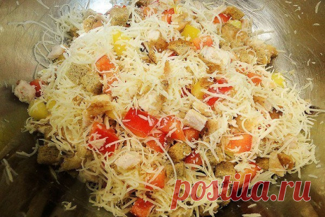 Салат с курицей и сухариками 

Рецепт салата с курицей и сухариками, в сочетании твердого сыра и сладкого перца очень прост и дешево обходиться. Готовиться он также быстро. 

Сладкий перец (желтый и красный) 2 шт 
Куриное филе 2 грудки 
Яйцо куриное 1 шт 
Сухарики белые 1 пачка (50 грамм) 
Любой твердый сыр 100 грамм 
Майонез 100 грамм 
Соль, перец по вкусу 

Первым делом приготовим кляр для курицы: разбиваем яйцо в миску. 
Перчим, солим, взбалтываем. 
Куриное филе нарезае...