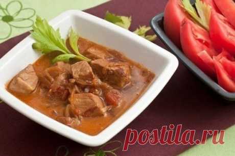 Необыкновенно вкусная свинина в пиве – пальчики оближешь! Ингредиенты: светлое пиво — 250 мл свинина — 600 грамм лук — 100 грамм растительное масло — 20 мл молотая паприка — 1 чайная ложка дижонская горчица — 3 чайные ложки соль — 1 чайная ложка черный молотый перец — 1/4 чайной ложки темно-коричневый сахар — 10 грамм помидор — 200 грамм Приготовление: Нарезаем мясо […]