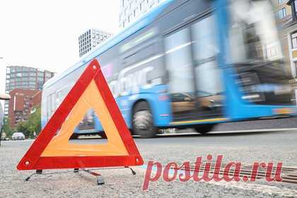 В России 17-летняя лицеистка пропустила остановку и выпрыгнула из автобуса