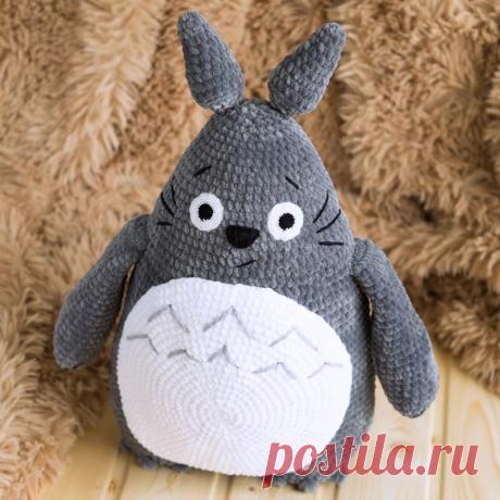 PDF Тоторо крючком. FREE crochet pattern; Аmigurumi animal patterns. Амигуруми схемы и описания на русском. Вязаные игрушки и поделки своими руками #amimore - Плюшевый Тоторо из аниме &quot;Мой сосед Тоторо&quot;, большой Тоторо из плюшевой пряжи.