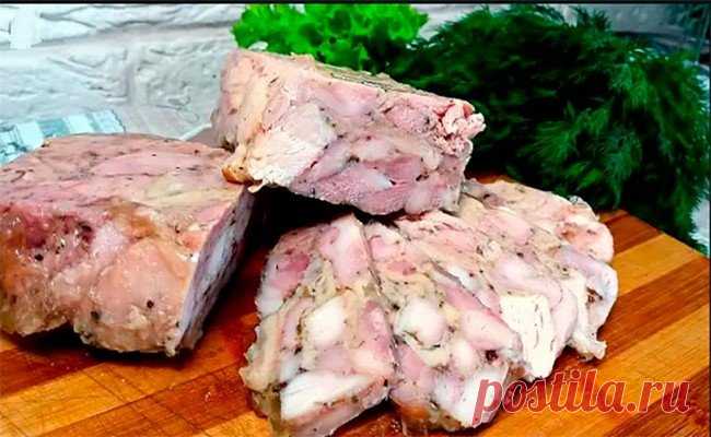 Готовьте сразу 2 порции. Супер ВКУСНЯТИНА из Курицы! Лучшая ВЕТЧИНА за Копейки Лучшее угощение к празднику! Ингредиенты: куриная четверть — 5 шт. куриная грудка — 1 шт. соль — 2 ч.л. перец — по вкусу приправа к курице — 1 ч.л. травы итальянские — 1 ч.л. чеснок — 3 зубка