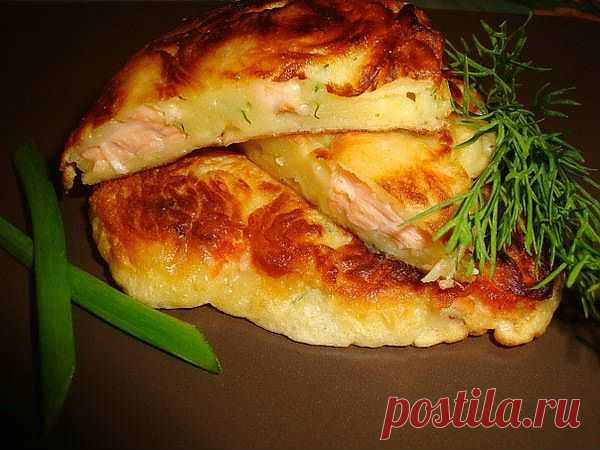 ОЛАДЬИ С СЕМГОЙ И СЫРОМ .