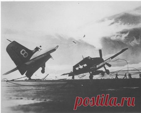Американский истребитель Grumman F6F-5P &quot;Hellcat&quot; (&quot;Хеллкэт&quot;) истребительной эскадрильи VF-23 потерпел крушение при посадке на палубу авианосца &quot;Принстон&quot; (USS Princeton (CLV-23) и разломился на две части.Время съемки: 1943. / История цивилизаций!