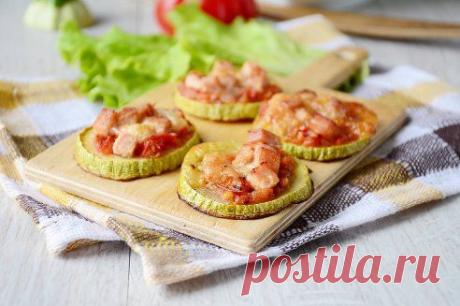 Готовим из молодых овощей: мини-пиццы из кабачков, ветчины и сыра
https://www.domashniy.ru/article/eda/recept-dnya/gotovim_iz_molodyh_ovoshej_5_blyud_iz_kabachkov.html?p=4 

Готовим из молодых овощей: 5 блюд из кабачков 
Сегодня мы готовим из молодых кабачков. Думаете, что из  них можно приготовить только оладьи? Знакомьтесь с нашими  замечательными рецептами, и вы сможете приготовить из  молодых кабачков даже десерт!  – читайте на Domashniy.ru
