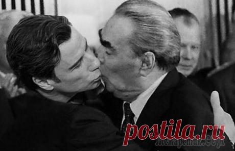 Из истории мужских поцелуев на Руси: малоизвестные факты Поцелуй всегда означал признание, выражение дружелюбия, любви. На Руси целовались даже мужчины. При этом люди не испытывали никакого стеснения. В поцелуй вкладывался особый смысл. Это была древняя тра...