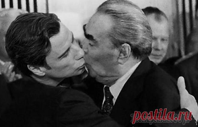 Из истории мужских поцелуев на Руси: малоизвестные факты Поцелуй всегда означал признание, выражение дружелюбия, любви. На Руси целовались даже мужчины. При этом люди не испытывали никакого стеснения. В поцелуй вкладывался особый смысл. Это была древняя тра...