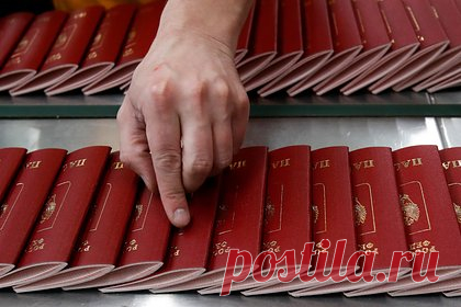 У россиян начали изымать загранпаспорта на границе. Опечатки стали законным поводом для этого. У российских граждан начали изымать загранпаспорта на границе из-за опечаток. На данный момент известно о двух подобных случаях, сообщили в Ассоциации туроператоров России (АТОР). Первый случай — опечатка в имени, второй случай — пропущена буква в названии города, уточнили в АТОР.