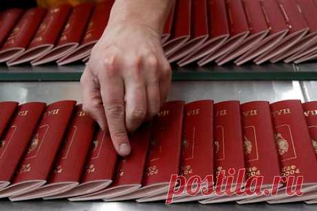 У россиян начали изымать загранпаспорта на границе. Опечатки стали законным поводом для этого. У российских граждан начали изымать загранпаспорта на границе из-за опечаток. На данный момент известно о двух подобных случаях, сообщили в Ассоциации туроператоров России (АТОР). Первый случай — опечатка в имени, второй случай — пропущена буква в названии города, уточнили в АТОР.