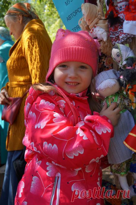 Куколки из Музея тряпичной авторской куклы по акции &quot;Замени барби&quot; так же очень нравятся всем детишкам!!!!