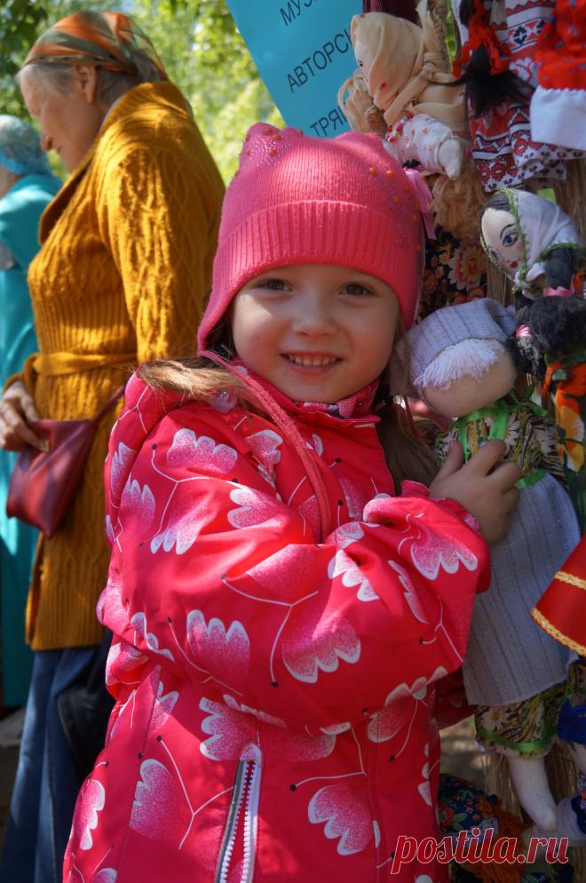 Куколки из Музея тряпичной авторской куклы по акции "Замени барби" так же очень нравятся всем детишкам!!!!