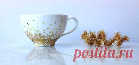 Как декорировать чашку золотыми конфетти