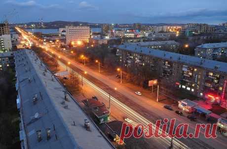 Песня о любимом городе. Музыка Владимира Сидорова, стихи Людмилы Татьяничевой. Сочинение 1980 года. Исполняют Владимир Сидоров, хор мальчиков &quot;Соловушки Магнитки&quot; и мужской вокальный ансамбль &quot;Металлург&quot; под руководством Александра Никитина, детский хор под руководством Сарии Малюковой, заслуженные артисты РФ Таисия Борисовская и Ираклий Гвенцадзе. Аудиостудия Магнитогорской консерватории (1999, 2016).