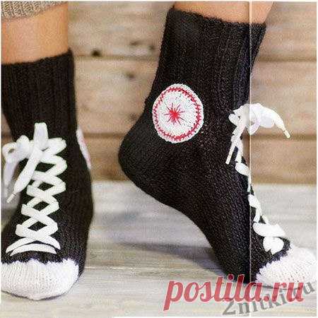 Носки-кеды для мужчин

Отдельное спасибо тем, кто в комментариях поделится похожими работами

Оригинальные мужские носки спицами.

Размеры: 30 (38) 46

Для вязания мужских носков вам потребуется:
пряжа Novita 7 Veljesta‚ (75% шерсть, 25% полиамид, 100 м/50 г) — 100 (100) 150 r чёрного (099), 50 г белого цвета (011);
носочные спицы № 4,
пряжа Novita Virkkauslankaa (100% мерсеризованный хлопок, 550 м/100 r) — остатки белого (011) и красного (542) цвета;
крючок № 1,75;
шнурки...