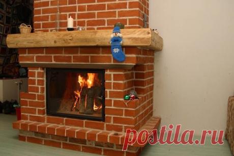 Полезные советы - ПЕЧЬ С КАМИНОМ. ВАРИАНТ КЛАДКИ 
 
При выкладывании печи нужно руководствоваться простыми правилами: уделять особое внимание перевязке швов и надежности крепления печных приборов; использовать общеизвестные подходы сечения дымоходов бытовых отопительных очагов. 
 
Вот некоторые нюансы процесса кладки и самой конструкции печи с камином: 
 
топливник камина имеет 3 ряда без зольниковой камеры; 
на 2 и 3 рядах должны быть установлены прочистные дверки печи; 
...