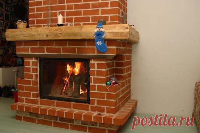 Полезные советы - ПЕЧЬ С КАМИНОМ. ВАРИАНТ КЛАДКИ 
 
При выкладывании печи нужно руководствоваться простыми правилами: уделять особое внимание перевязке швов и надежности крепления печных приборов; использовать общеизвестные подходы сечения дымоходов бытовых отопительных очагов. 
 
Вот некоторые нюансы процесса кладки и самой конструкции печи с камином: 
 
топливник камина имеет 3 ряда без зольниковой камеры; 
на 2 и 3 рядах должны быть установлены прочистные дверки печи; 
...