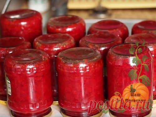 Заготовку борща на зиму в банках я делаю обязательно. Удобнее, если закатка будет сразу с капустой. Есть у меня рецепт и с томатной пастой, и с помидорами. Мне еще нравится закрывать приправу с фасолью, очень вкусно консервировать со свеклой. Делаю даже с картошкой, тогда борщ варится за 15 минут!