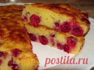 Вкусный пирог с вишней Ингредиенты для пышного пирога с вишнями: - 1 стакан спелых сладких вишен без косточек; - 3 яйца; - 150 г сахара; - 100 г сливочного масла; - 1 стакан или чуть меньше муки (добавляя муку понемножку, смотрим по консистенции теста, оно должно быть не слишком густым); - 0,5 чайной ложечки пищевой соды, погашенной уксусом. Тесто для пирога очень пышное, и если его приготовить заранее, оно осядет, пока Вы будете заниматься вишнями. Поэтому, прежде чем готовить тесто,…