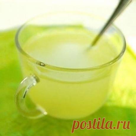 Напиток здоровья - имбирный лимонад!

Нам понадобится:
- два крупных лимона
- кусочек корня имбиря (около 10-15 см) - стакан сахара
- два литра охлажденной питьевой воды.

Лимоны тщательно моем, имбирь чистим. Нарезаем лимоны и имбирь на крупные куски и измельчаем в блендере. Выкладываем все в кувшин, заливаем водой и настаиваем около часа. Добавляем сахар и процеживаем.

Имбирный лимонад - кладезь витаминов и идеальное средство для повышения иммунитета!