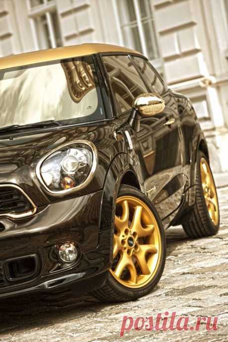 MINI от Роберто Кавалли.
Шедевр на колёсах. Автомобиль от известного кутюрье.
 Знакомьтесь -  МИНИ-Ковалли!