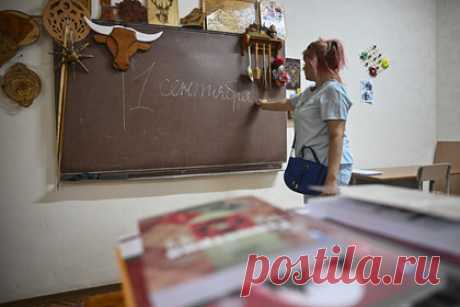 В школах ДНР не осталось воды. В школах Донецкой народной республики (ДНР) существует проблема нехватки воды, пишет «Московский комсомолец». Жидкости не хватает не только на гигиенические процедуры, но и на уборку и мытье классных комнат. Большинство школ республики начали учебный год в дистанционном формате.