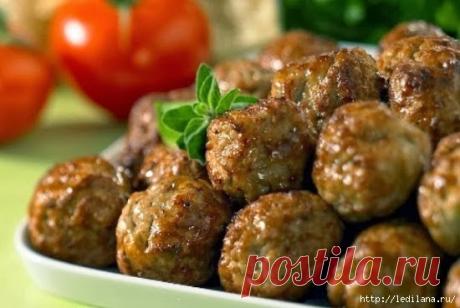 Воздушные фрикадельки из телятины 

 500 г телятины2 яйца
200 мл жирных сливок (33%)
1 ч. л. соли
1 ч. л. молотого черного перца
 свежий тимьян
4 ст. л. муки
 оливковое масло

Телятину отварить в течение 25 минут, измельчить при помощ…