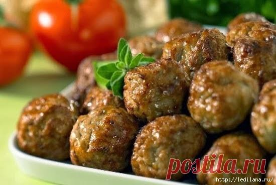 Воздушные фрикадельки из телятины 

 500 г телятины2 яйца
200 мл жирных сливок (33%)
1 ч. л. соли
1 ч. л. молотого черного перца
 свежий тимьян
4 ст. л. муки
 оливковое масло

Телятину отварить в течение 25 минут, измельчить при помощ…