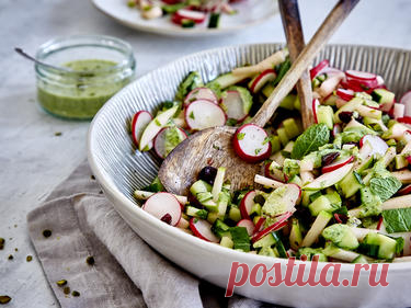 Schneller Radieschensalat mit Gurke und Minz-Pistazien-Dressing