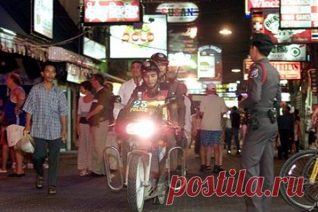 Женщины-трансгендеры напали на туристов в Таиланде и угодили в полицию. Стражи правопорядка на популярном тайском курорте Паттайя задержали группу женщин-трансгендеров за многочисленные нападения на туристов. Более 20 злоумышленниц угодили в полицию за кражи и физическое насилие над отдыхающими. Известно, что они совершали преступления в районе пляжа.