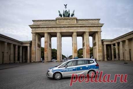 В Германии начался протест против поддержки Украины. В Берлине в День германского единства проходит протест против поддержки Украины. Протестная акция инициирована близким к оппозиционной правой партии «Альтернатива для Германии» (АдГ) движением Querdenker. Демонстранты выступают против поставок оружия Киеву, за отставку правительства и досрочные выборы.