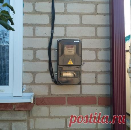 Энергетики требуют выноса счетчика на фасад дома или на столб, что при этом делать? | Выживи сам