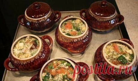17 потрясающих рецептов блюд в горшочках

1.Жаркое из курицы по-русски 

Ингредиенты: 
Курица весом примерно 1 кг, 400г репчатого лука, 50г изюма, 50г ядер грецкого ореха, 50г свежих грибов, 15г сливочного масла, свежая зелень, соль, молотый черный перец. 
Для соуса: 25г муки высшего сорта, 400г сметаны, 25г сливочного масла. 
Приготовление: 
Тушку промыть, обсушить, разрубить на 8 кусков, посолить, поперчить, обжарить до полуготовности. Лук нашинковать полукольцами и обжа...