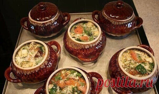 17 потрясающих рецептов блюд в горшочках

1.Жаркое из курицы по-русски 

Ингредиенты: 
Курица весом примерно 1 кг, 400г репчатого лука, 50г изюма, 50г ядер грецкого ореха, 50г свежих грибов, 15г сливочного масла, свежая зелень, соль, молотый черный перец. 
Для соуса: 25г муки высшего сорта, 400г сметаны, 25г сливочного масла. 
Приготовление: 
Тушку промыть, обсушить, разрубить на 8 кусков, посолить, поперчить, обжарить до полуготовности. Лук нашинковать полукольцами и обжа...
