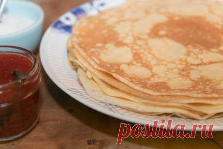 Самые вкусные блинчики, которые я ела: рецепт виртуозного французского кондитера Кристофа Фельдера Рецептов блинов существует огромное количество. Их можно готовить на молоке, воде, кефире, минеральной воде... Перечислять можно еще очень долго. Однако, самые вкусные блинчики, которые я ела, сделаны по рецепту французского кондитера Кристофа Фельдера. Давайте научимся их готовить. Нам понадобится  Мука - 250 граммов. Лучше всего взять пшеничную, высшего сорта. Сахарный песо...