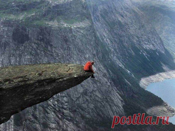 Наши сомнения – это наши предатели. Они заставляют нас терять то, что мы возможно могли бы выиграть, если бы не боялись попробовать.