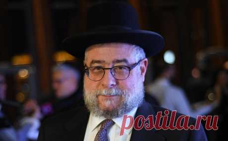 Бывший главный раввин Москвы заявил о попытках вербовки со стороны ФСБ. Гольдшмидт заявил, что в 2003 году его пытался завербовать сотрудник ФСБ. Позже такие попытки повторились дважды, указал бывший раввин Москвы. Он покинул Россию в 2022 году