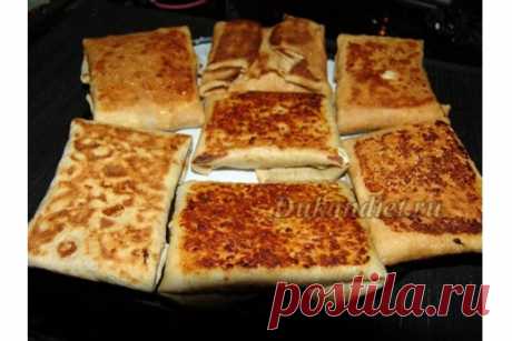 Блинчики с творогом Отруби перемолоть в муку, залить яйцами и молоком, посолить и добавить соду, перемешать и оставить минут на 20. Сковороду протереть салфеткой с маслом и разогреть ее, жарить до полуготовности (то есть, не пересушивать), стараться тесто раскатывать потоньше.

Творог пропустить через сито (так он будет нежнее), добавить к нему все ингредиенты (консистенция должна быть такая, что бы ложка стояла, как густая сметанка).

Блинчиков у вас должно получиться при...