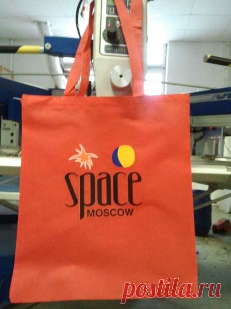Сумка полиэстер с нанесением лого термотрансфером для Space Moscow. нетканый материал, 75 г/м2 цвета: синий, краснй, желтый, белый. Цена: 29 руб./шт.