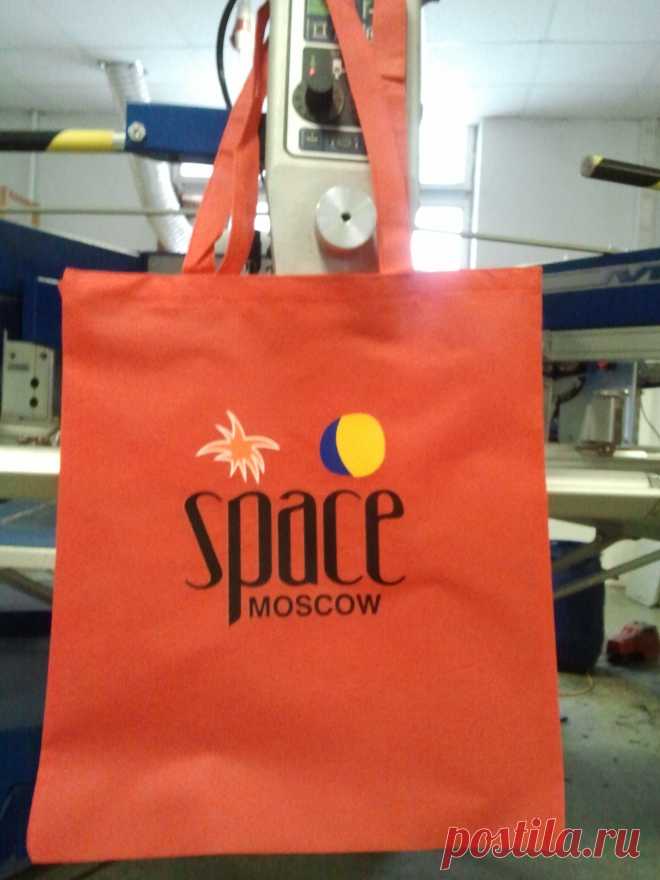 Сумка полиэстер с нанесением лого термотрансфером для Space Moscow. нетканый материал, 75 г/м2 цвета: синий, краснй, желтый, белый. Цена: 29 руб./шт.