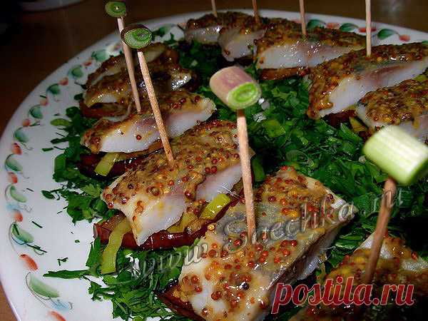 Канапе из селедки с яблоками - рецепт с фото Канапе из селедки с яблоками приготовлены как закуска к пиву - необычно и пикантно.