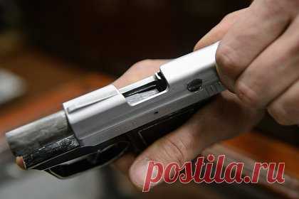 В Крыму четырехлетний мальчик едва не лишился глаза на прогулке с отцом. В крымском городе Саки четырехлетний мальчик едва не лишился глаза на прогулке с отцом. Об этом стало известно Telegram-каналу «Mash на волне». По данным издания, детсадовец отправился вместе с родителем стрелять по бутылкам. Когда мужчина отошел поправить мишени, ребенок случайно выстрелил себе в лицо из пневмата.