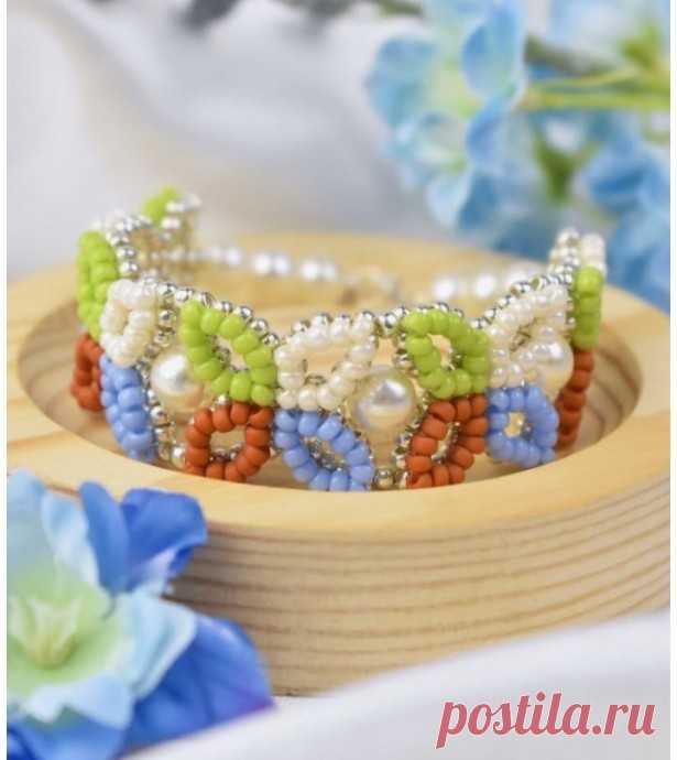 Ажурный браслет из бисера Ажурный браслет из бисераОсенние забавы у всех свои.У рукодельниц - это плести милые браслеты.