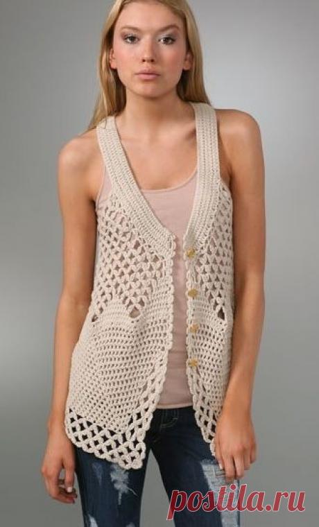 Белая майка-топ связанная крючком