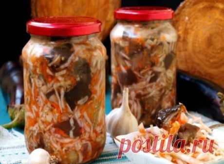 Баклажаны  кусочками с капустой на зиму
Для приготовления понадобится:
• баклажаны - 1 кг.;
• капуста свежая - 1 кг.;
• морковь - 300 гр.;
• чеснок - 10 зубчиков;
• перец острый - по вкусу;
• перец черный горошком - 10 шт.;
• соль - 1,5 ст. л.;
• уксус 9% - 0,5 стакана (или по вкусу).
Приготовление: 
1. Сначала нужно приготовить баклажаны. Для этого нужно отрезать хвостики, поместить баклажаны в кастрюлю с кипящей водой и варить после закипания 5-7 минут, не больше, чтобы баклажаны не перев