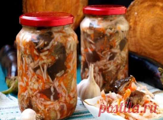 Баклажаны  кусочками с капустой на зиму
Для приготовления понадобится:
• баклажаны - 1 кг.;
• капуста свежая - 1 кг.;
• морковь - 300 гр.;
• чеснок - 10 зубчиков;
• перец острый - по вкусу;
• перец черный горошком - 10 шт.;
• соль - 1,5 ст. л.;
• уксус 9% - 0,5 стакана (или по вкусу).
Приготовление: 
1. Сначала нужно приготовить баклажаны. Для этого нужно отрезать хвостики, поместить баклажаны в кастрюлю с кипящей водой и варить после закипания 5-7 минут, не больше, чтобы баклажаны не перев