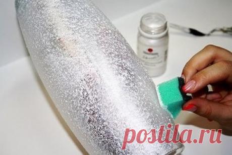 Ваза. Декупаж прозрачным моделирующим гелем
1. Вазу обезжириваем и покрываем акриловой краской «Деколор художественный Белый перламутр». Краску наносим методом тампонирования в два слоя, каждый слой обязательно просушиваем. Эта краска служит основой под салфетку.
2. Затем берем синтетическую кисть и Декупажным клеем для твердых поверхностей, приклеиваем салфетку на вазу.
3. После того, как салфетка высохнет, на рисунок с помощью мастихина наносим прозрачный моделирующий гель, формируем мазки