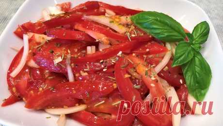 САЛАТ ИЗ ПОМИДОРОВ. Вкуснейший. Простой рецепт. Tomato Salad. 350- 400  гр помидоры свежие1/2 лук репчатый или по вкусу1 ст.л оливковое масло или любое1/2 ч.л мёд1/2 ч.л винный уксуссоль гималайская,  перец черный молотый, перец кайенский( на кончике ножа) , 1/2 ч.л тосканские травы в составе(   розмарин, шалфей, тимьян , базилик , лавровый лист,...
