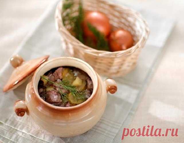 Телятина с солёными огурцами в горшочке