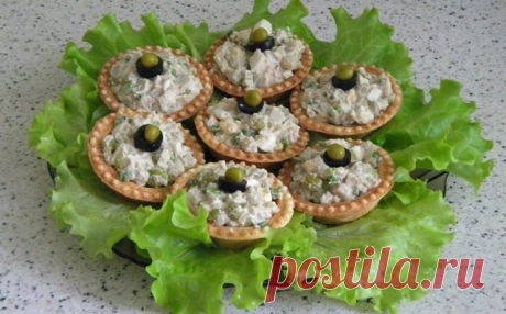 Тарталетки с печенью трески и солеными огурцами